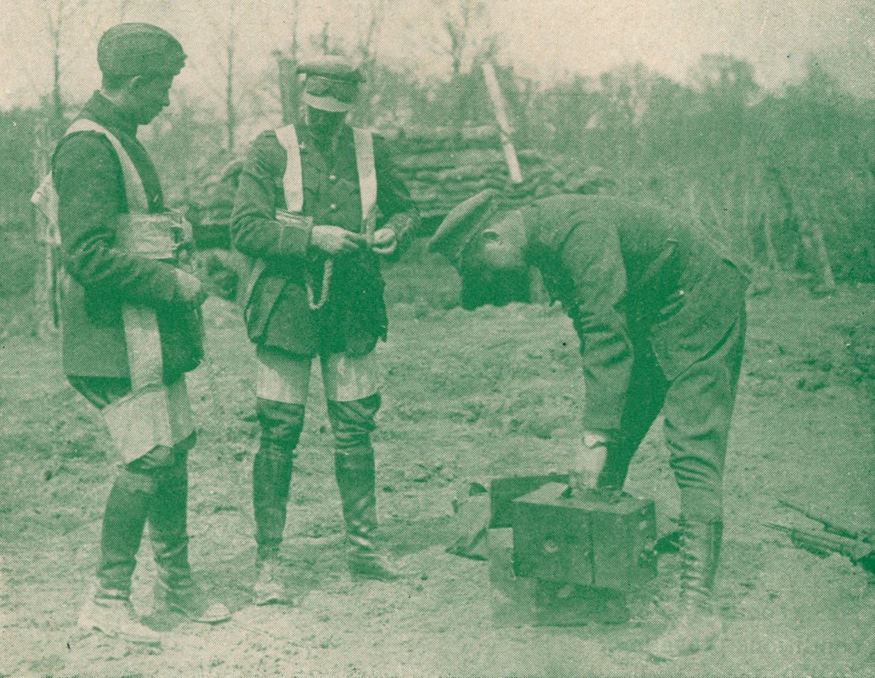 Luftfotografer fikser på fallskjermseler før de går opp, c1917 1919 av Unbekannt