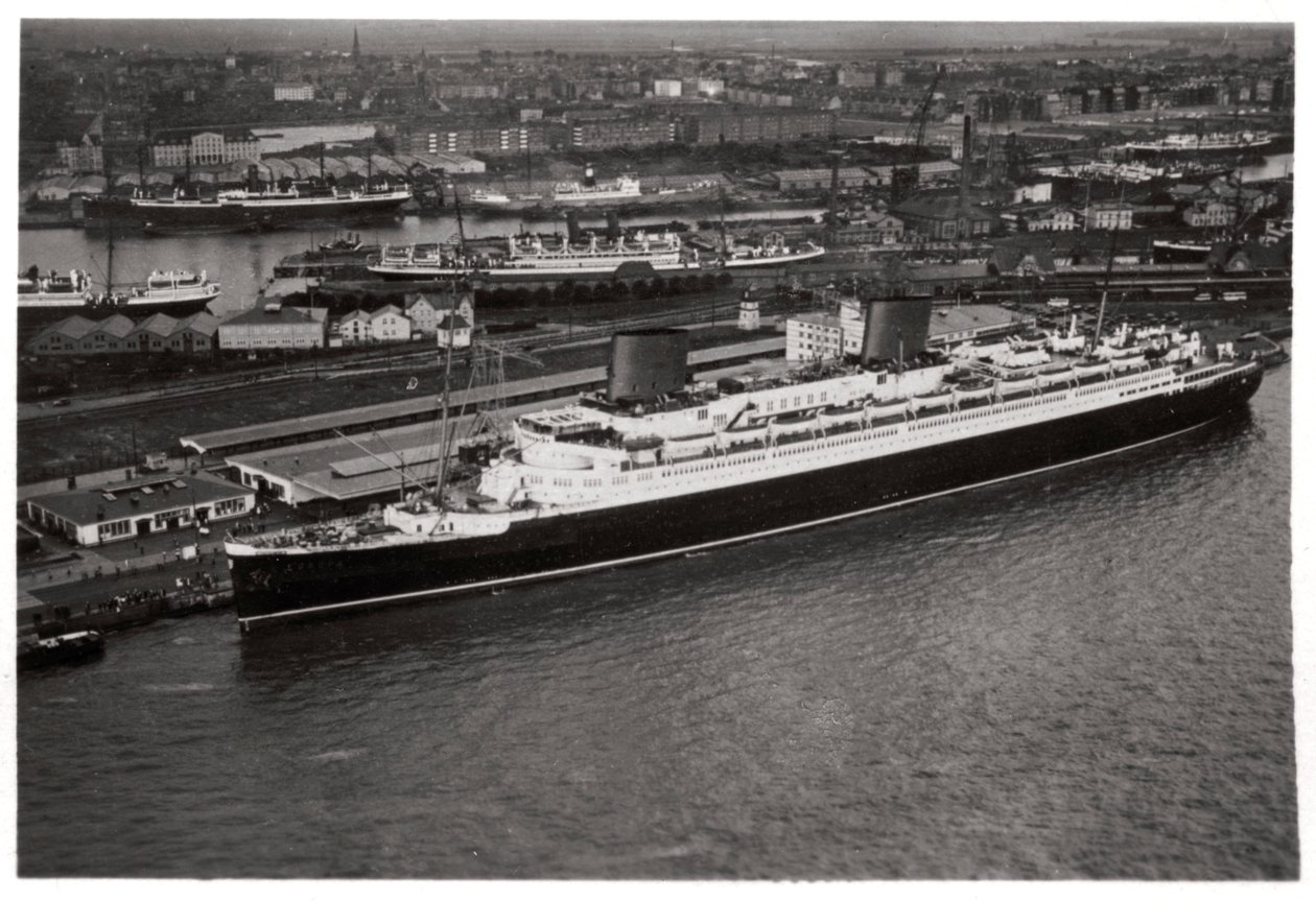 Luftfoto av Bremen havn, Tyskland, og linjeskipet Europa, fra en Zeppelin, c1931 1933 av Unbekannt