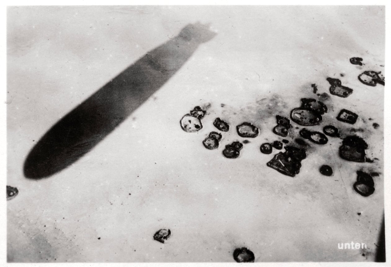 Luftfoto av en ørkenbosetning, med en skygge kastet av en Zeppelin, 1931 1933 av Unbekannt