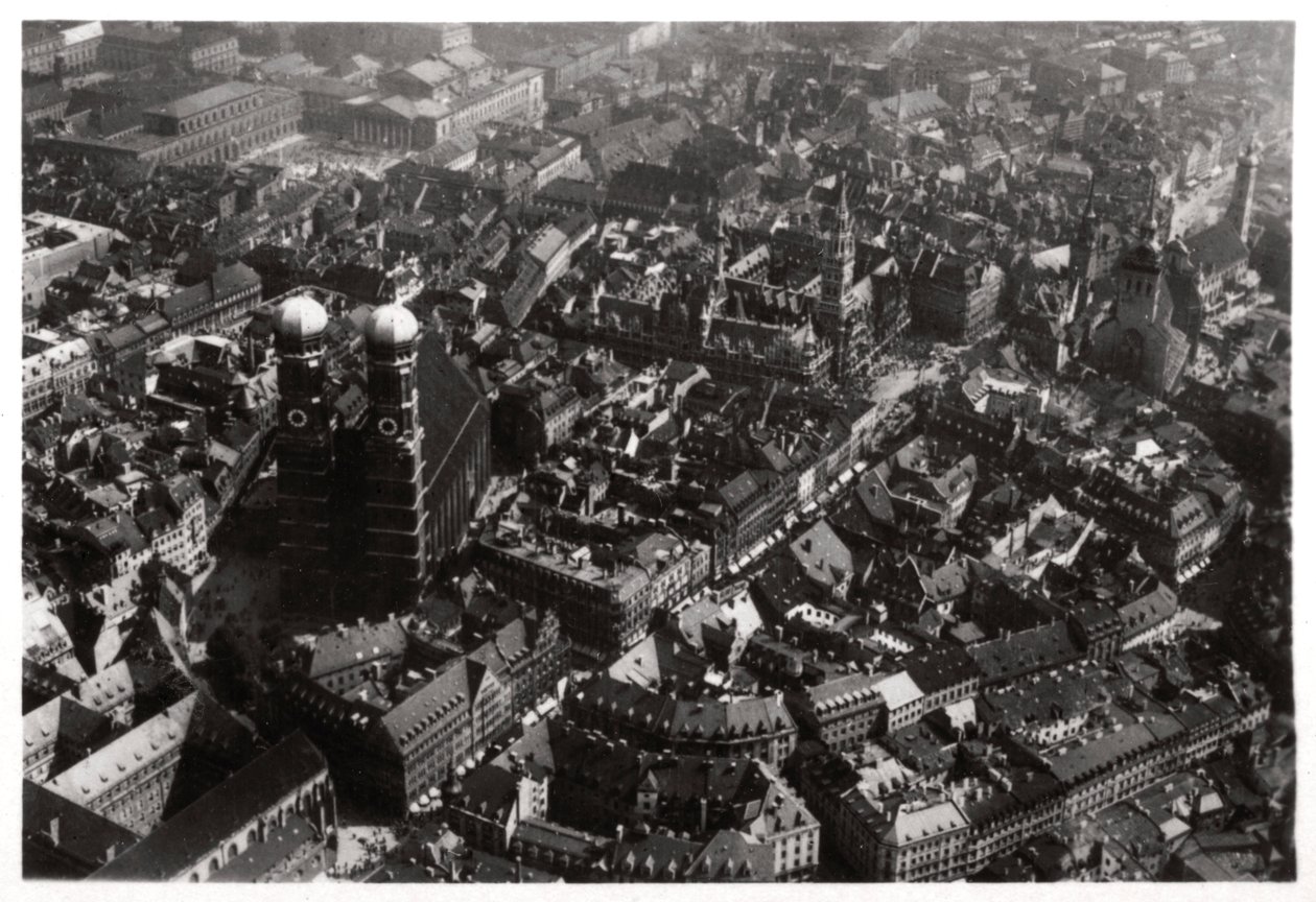 Luftfoto av Frauenkirche, München, Tyskland, fra en Zeppelin, c1931 1933 av Unbekannt