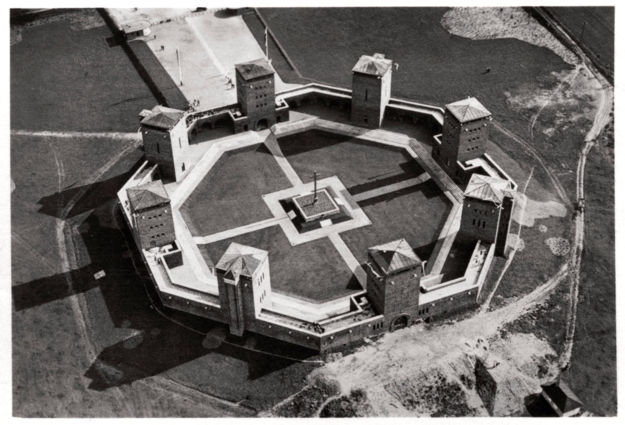 Luftfoto av Tannenberg-minnesmerket, nær Olsztynek, Polen, fra en Zeppelin, c1931 1933 av Unbekannt