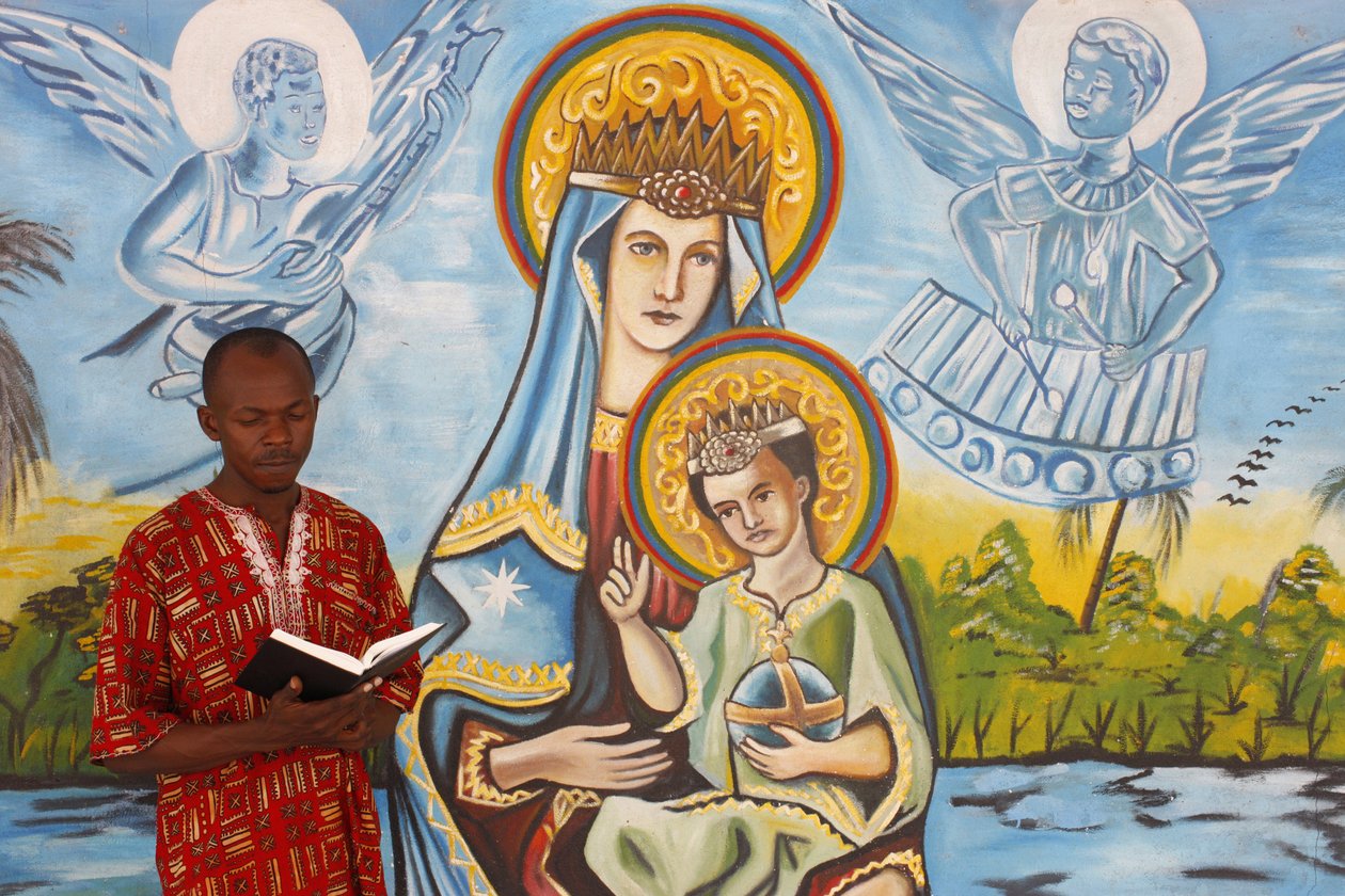 Afrikansk mann som leser Bibelen, Togo Ville, Togo av Unbekannt