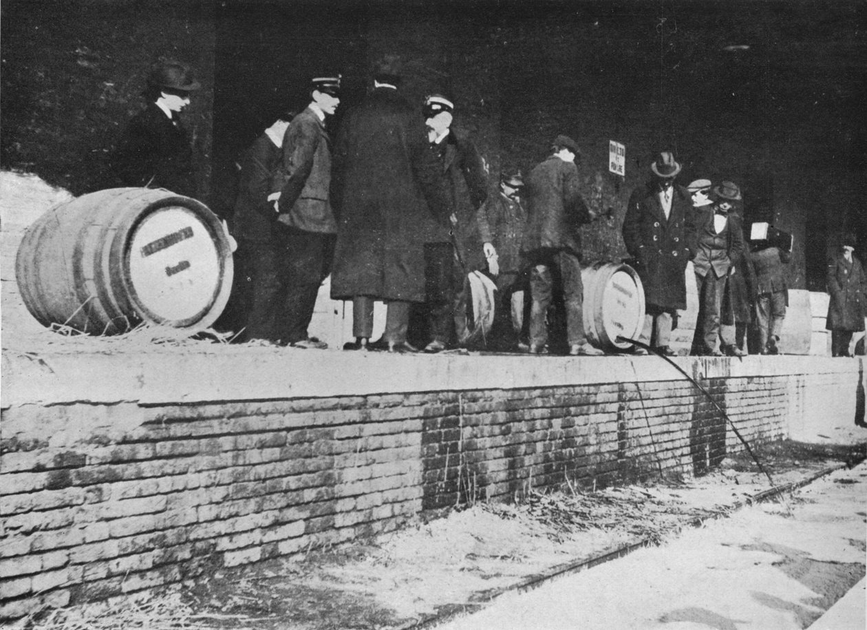 Etter krigserklæringen: Tysk øl ble stukket av i en italiensk tollbutikk, 1915 av Unbekannt