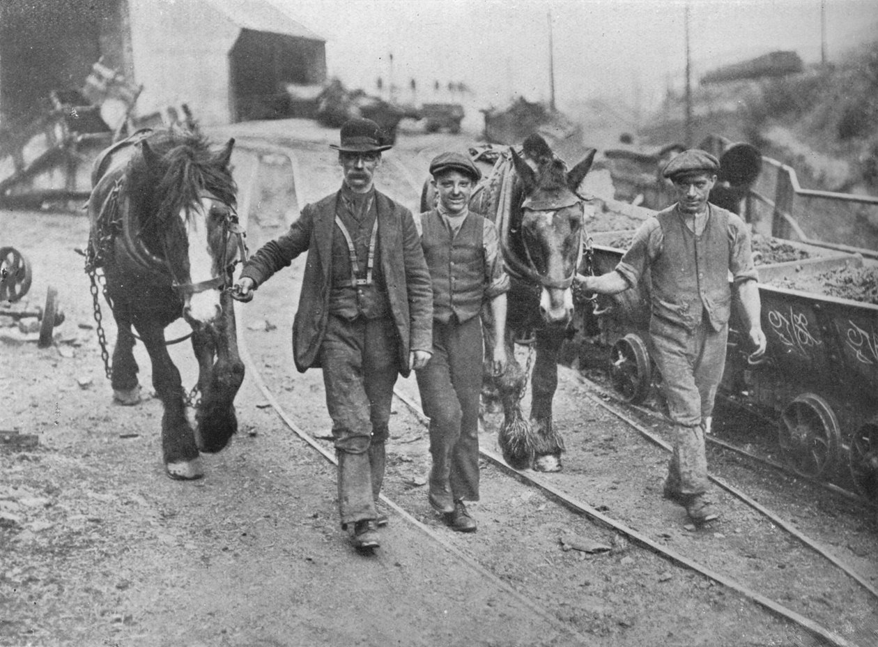 Etter oppgjøret: Gruvearbeidere tar ponniene tilbake til gropen, 1915 av Unbekannt