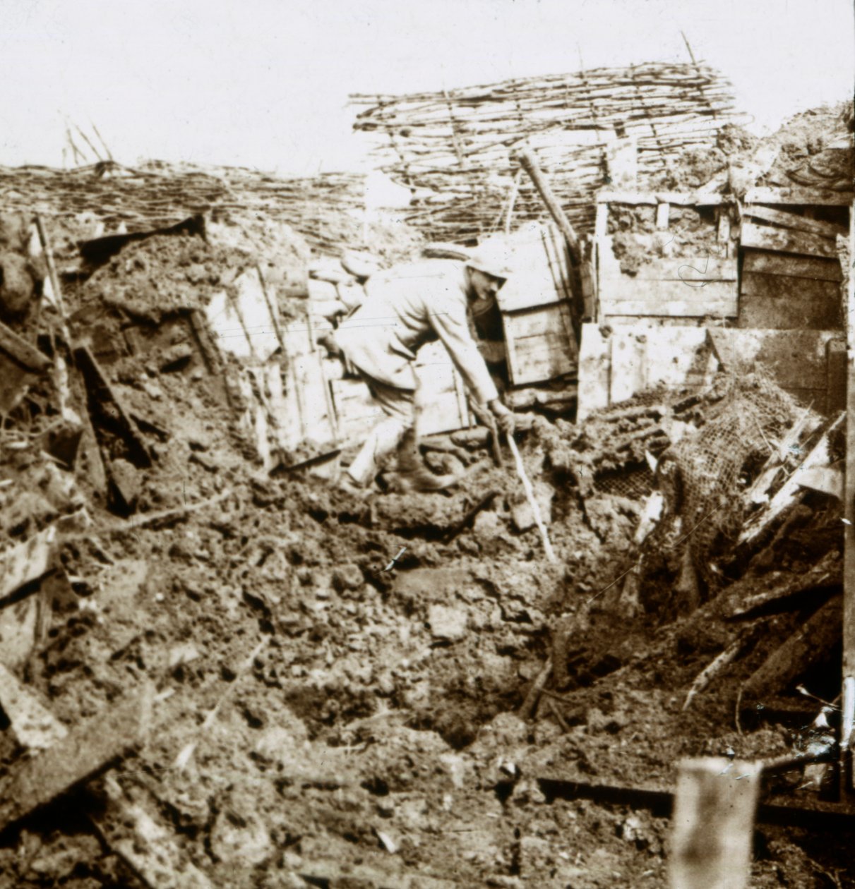 Ettervirkninger av et skall, en soldat i krateret, c1914-c1918 av Unbekannt