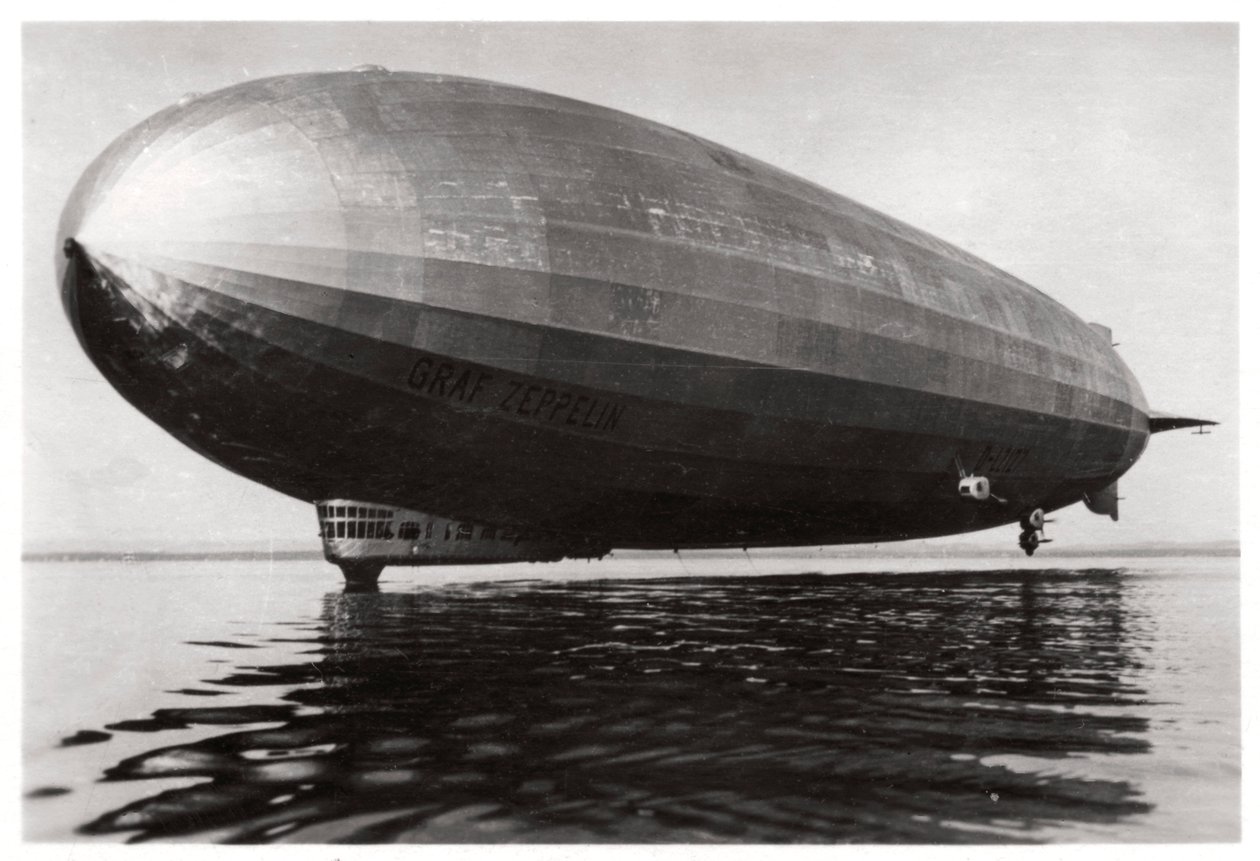 Luftskip LZ127 Graf Zeppelin lander på Bodensjøen, Tyskland, 1933 av Unbekannt