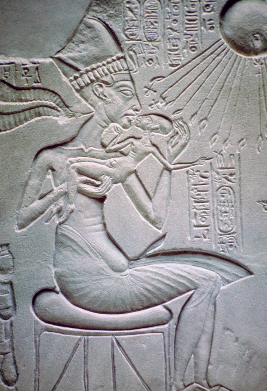 Akhenaten holder en av døtrene sine av Unbekannt