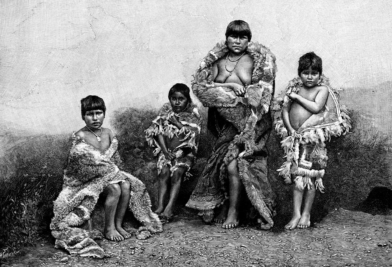Alakaluf Fuegians, kledd i guanacoskinn, Chile, 1895 av Unbekannt