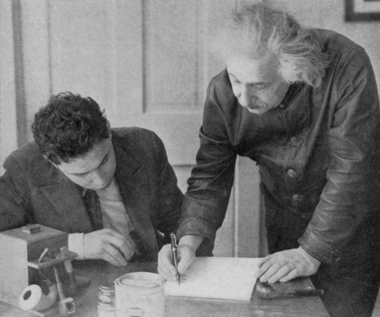 Albert Einstein, tysk-sveitsisk-amerikansk matematiker og fysiker, med en student av Unbekannt