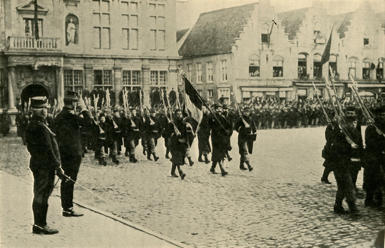 Albert I fra Belgia gjennomgår tropper, første verdenskrig, 1914, c1920. av Unbekannt