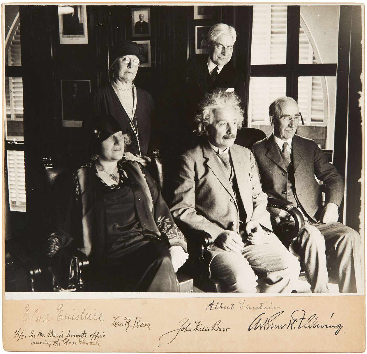 Albert og Elsa Einstein, John og Lora Baer og Arthur H. Fleming, Pasadena, 1. januar 1931, 1931. av Unbekannt