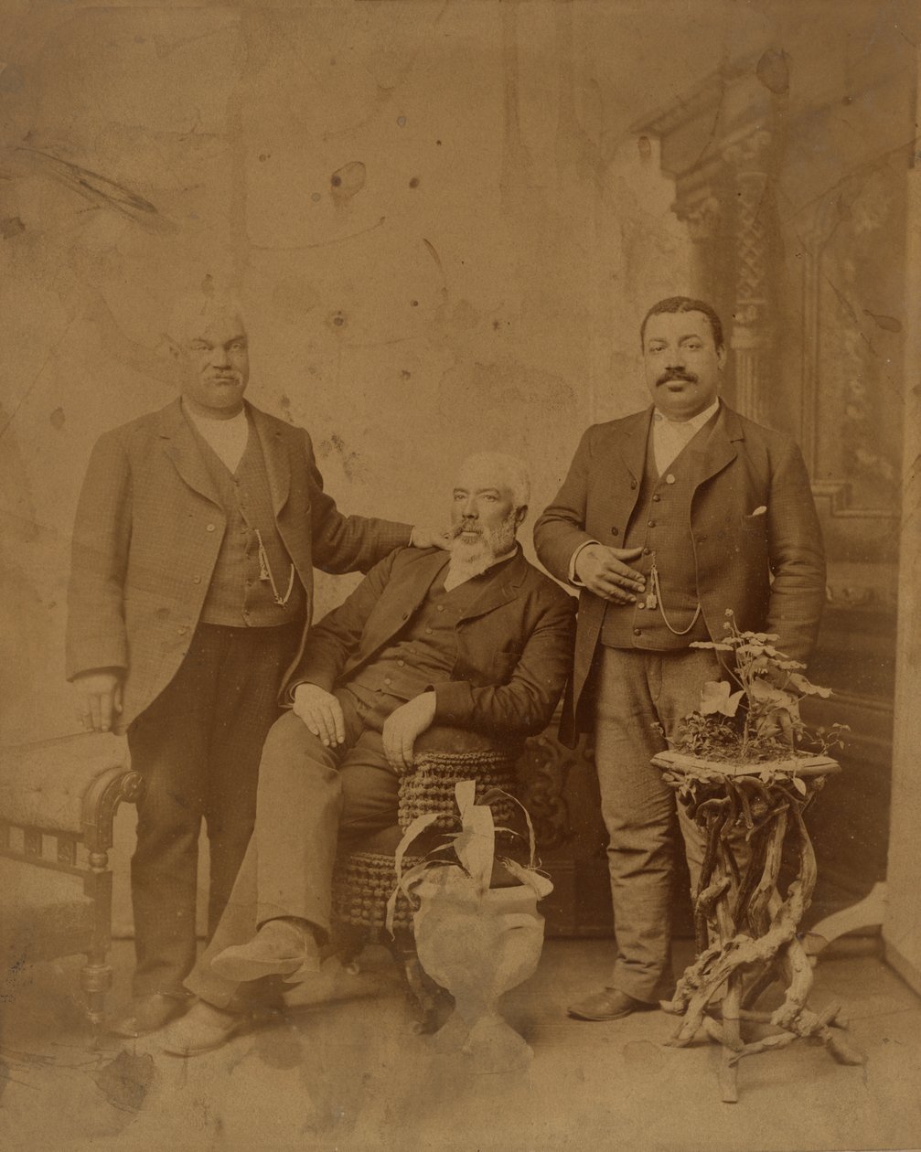 Albumtrykk av tre medlemmer av Boyd-familien, 1890-1930. av Unbekannt
