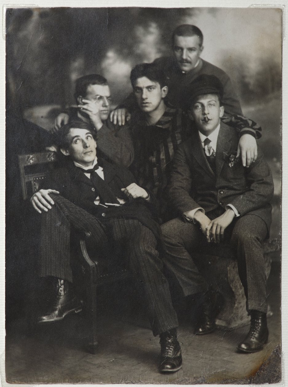 Aleksei Kruchenykh, David Burliuk, Vladimir Mayakovsky, Nikolai Burliuk og Benedikt Livshits, 1913. av Unbekannt