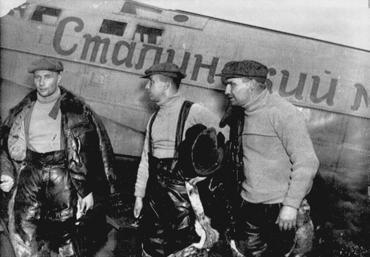 Alexander Belyakov, Georgiy Baidukov og Valery Chkalov ved flyet deres 20. juni 1937 av Unbekannt