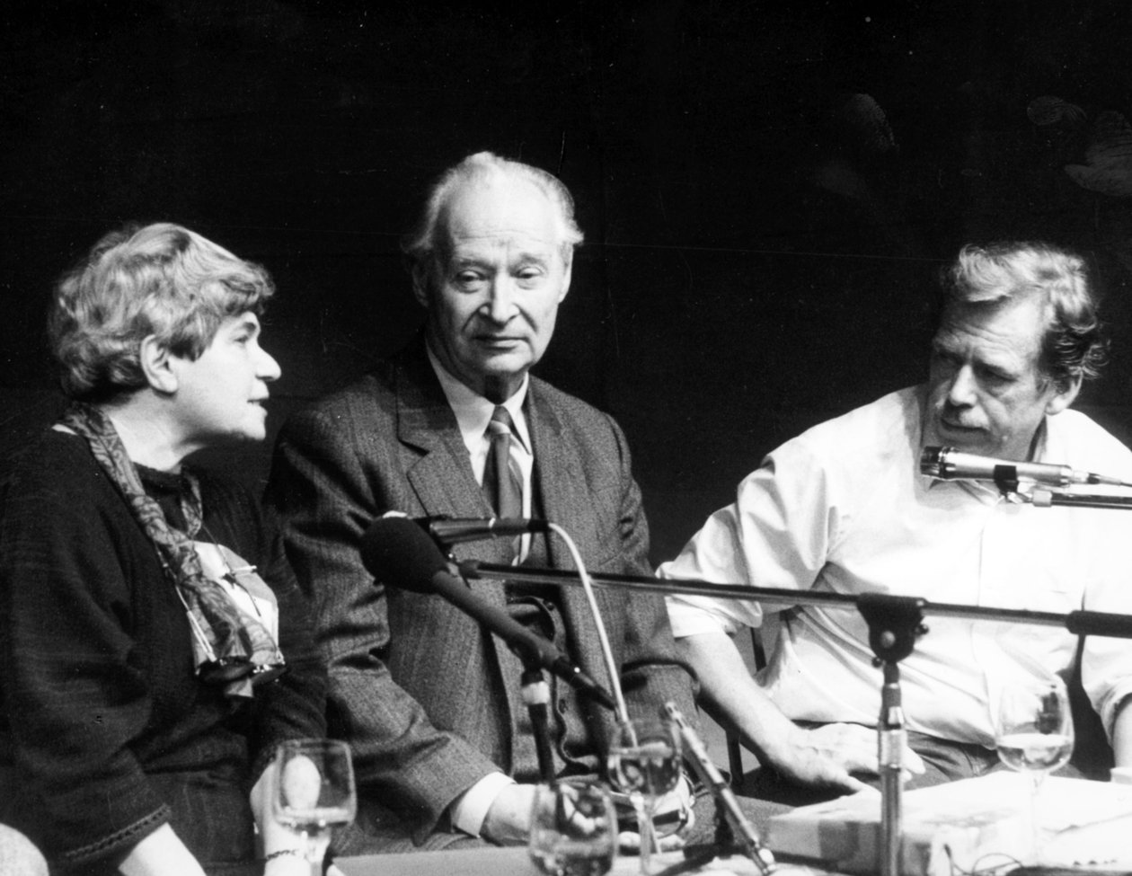 Alexander Dubcek med fru Rita Klimova, som senere skal bli tsjekkoslovakisk ambassadør i USA og Vaclav Havel, under en pressekonferanse i Civic Forum 24. november av Unbekannt