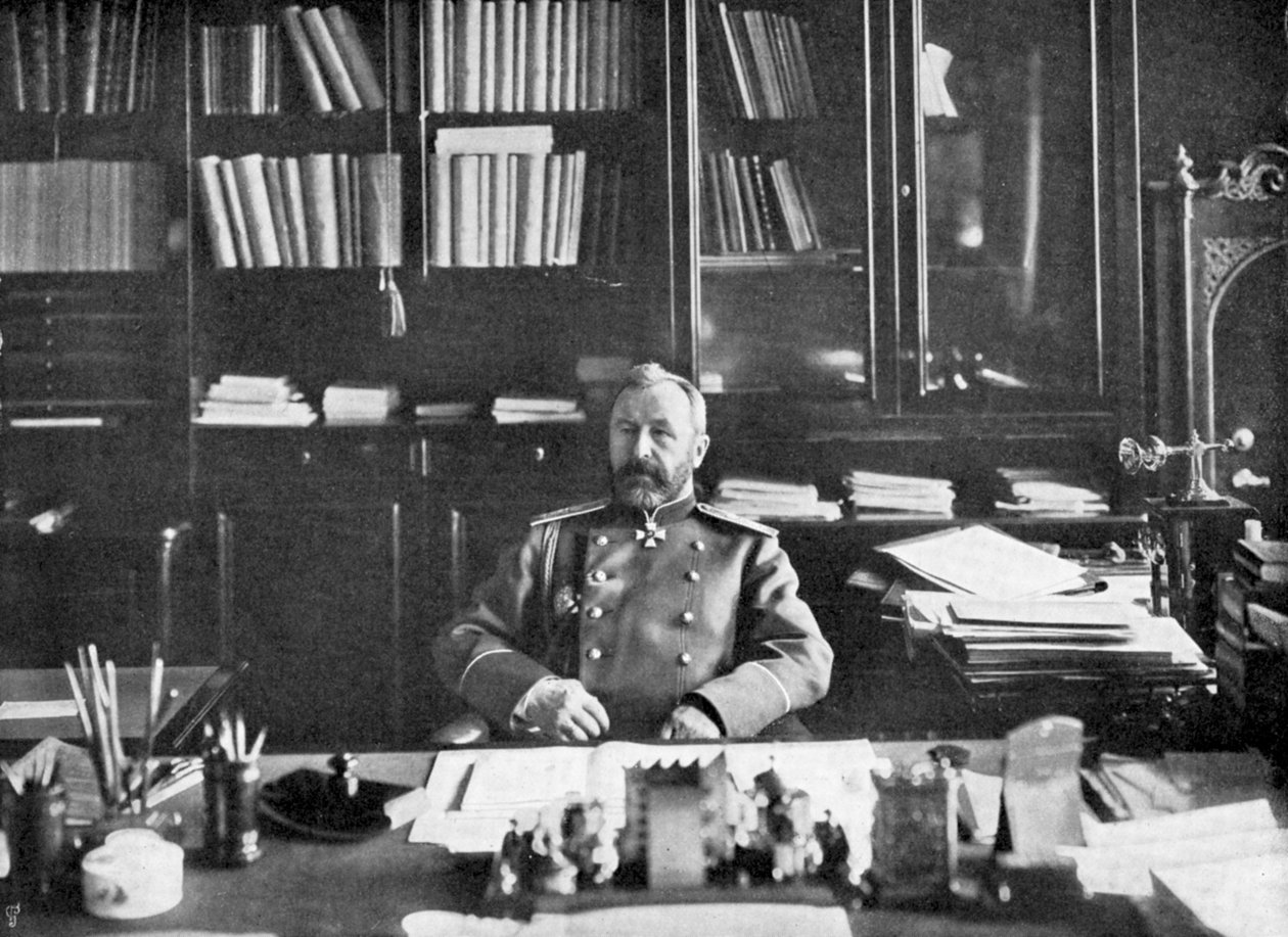 Alexei Nikolaievich Kuropatkin i biblioteket hans, 1904-5 av Unbekannt