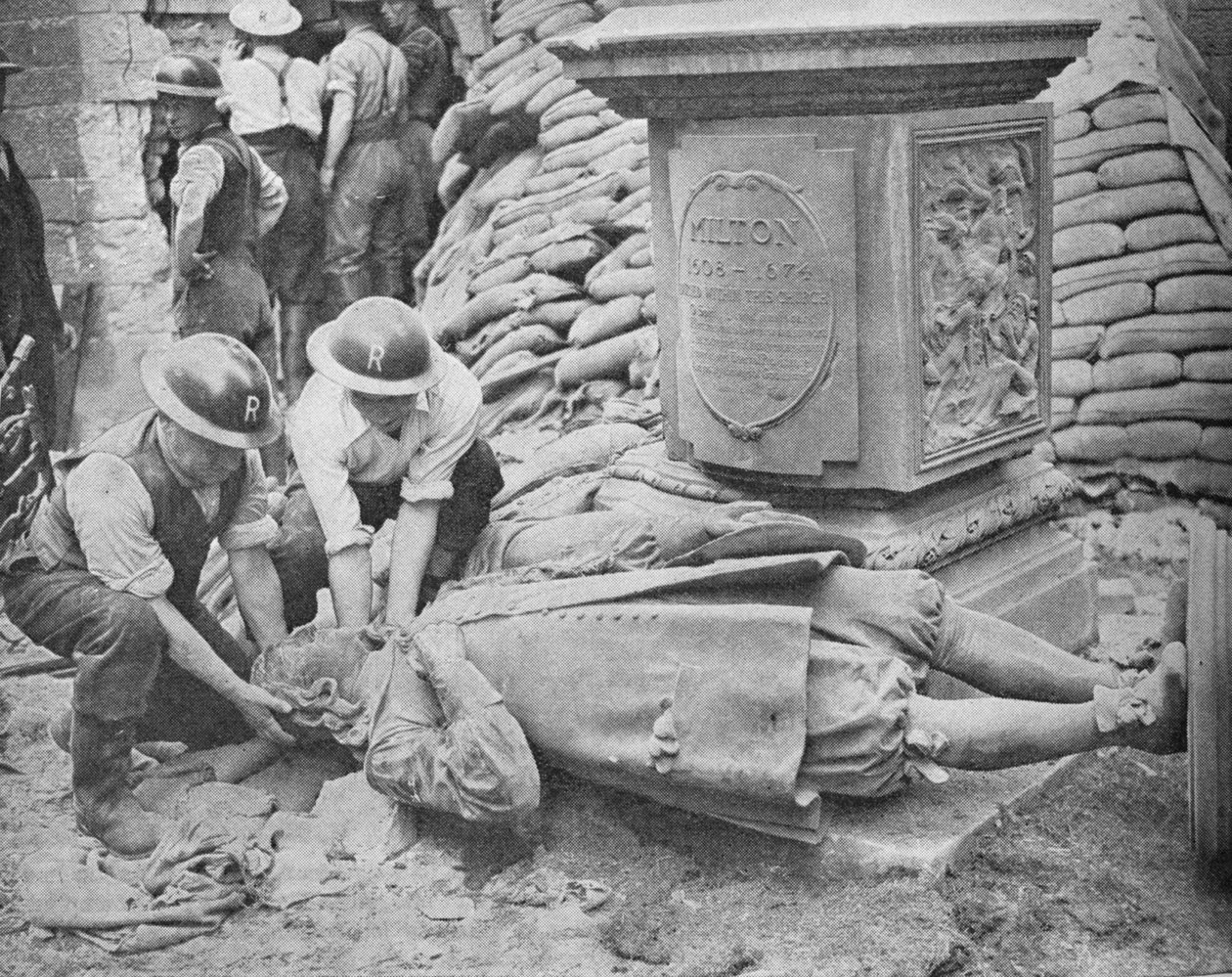 All Night Raid på Storbritannias hovedstad - Statue av John Milton, 1940, 1940 av Unbekannt