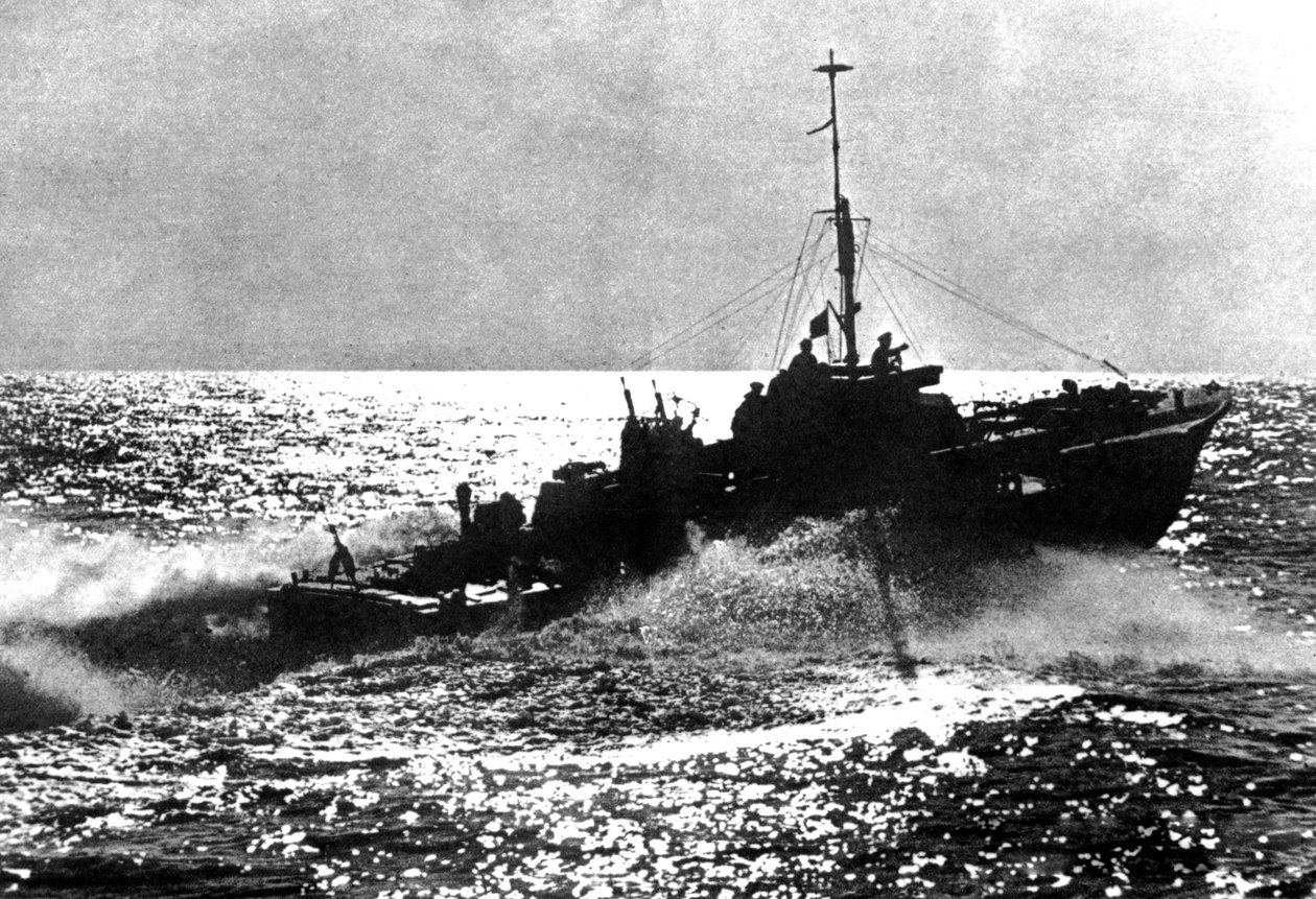 Alliert motortorpedobåt på patrulje utenfor den franske kysten, 1944 av Unbekannt