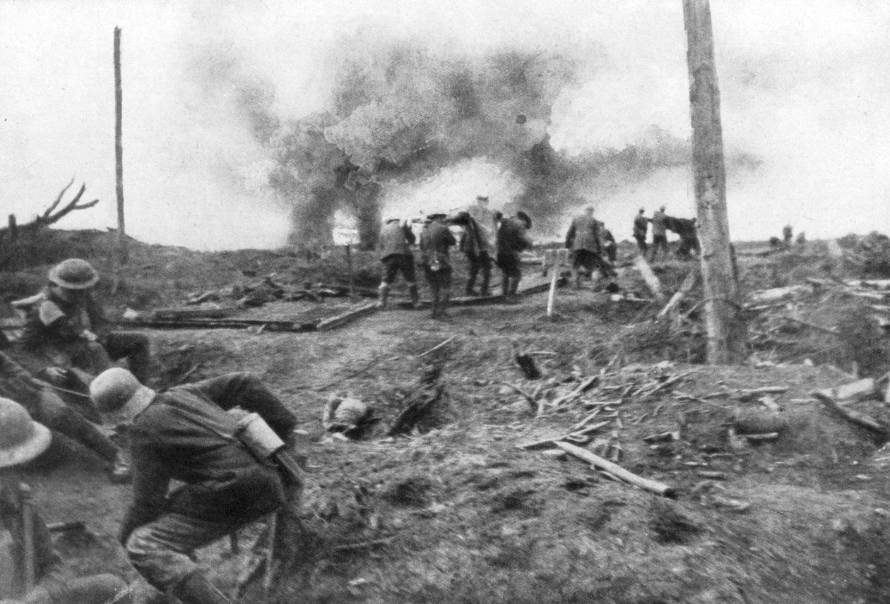 Allierte tropper og tyske fanger ved Menin Road, nær Ypres, Belgia, 30. oktober 1917 av Unbekannt