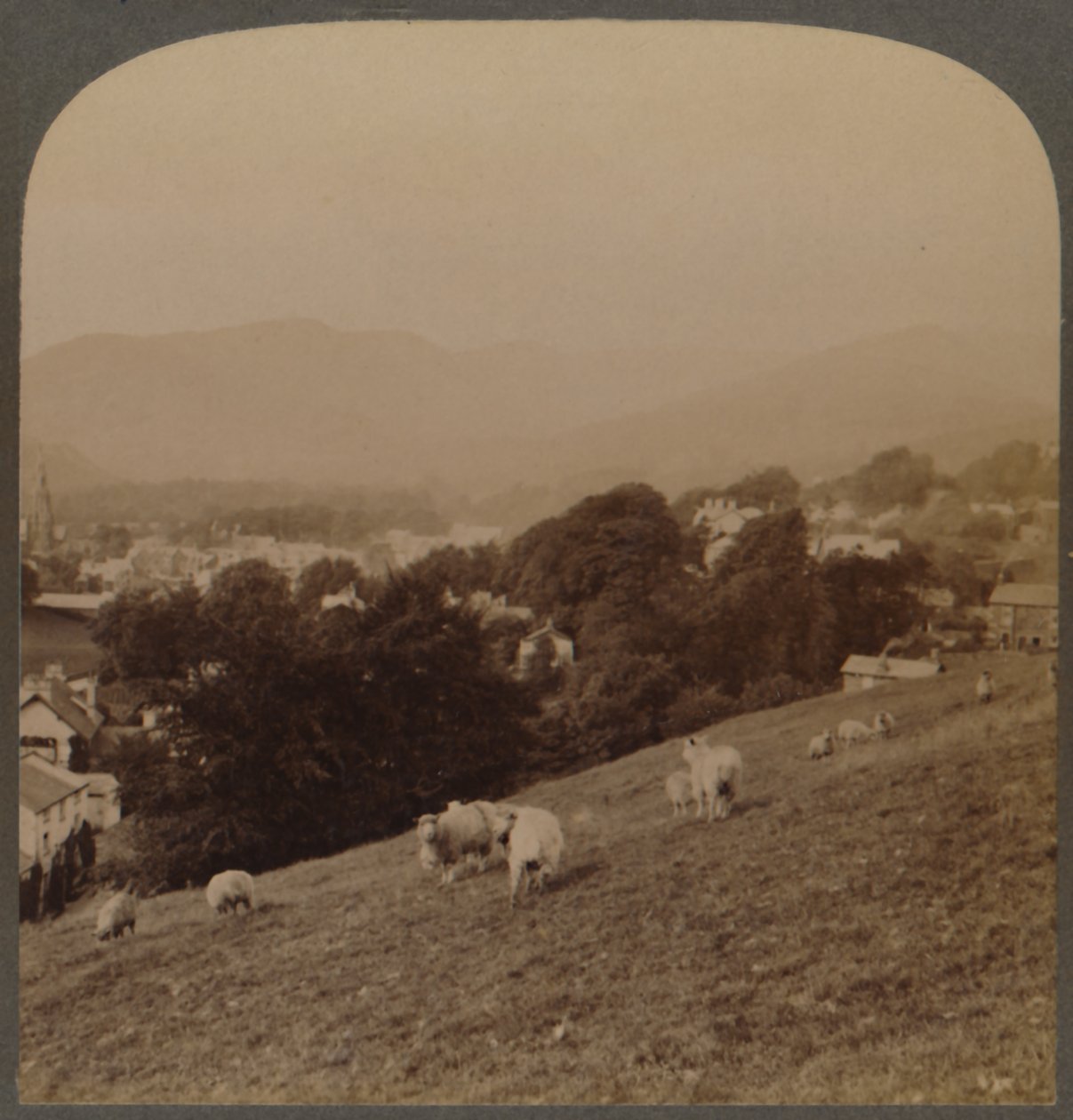 Ambleside, i den vakre Valley of the Rothay, Lake District, England, 1903. av Unbekannt