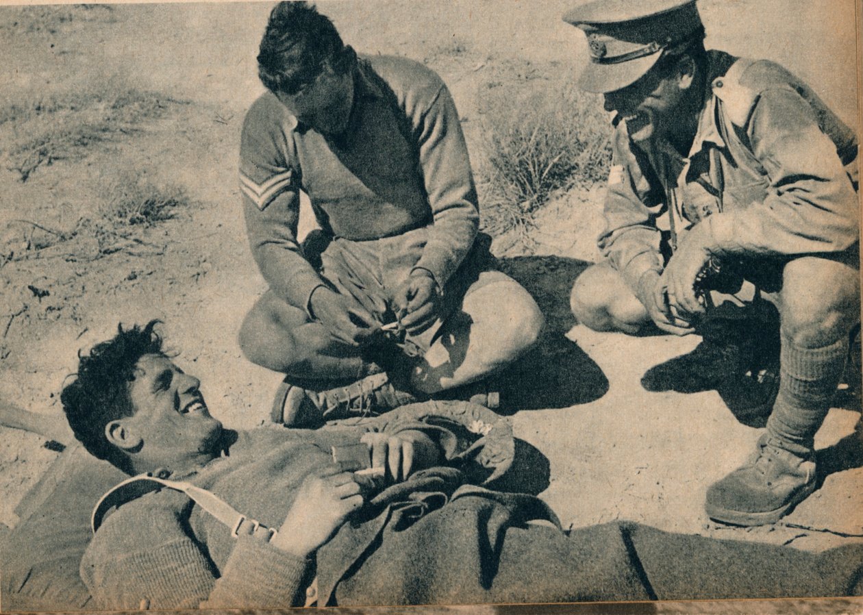 Ambulansemenn med en såret panserskytter, c1942 1944 av Unbekannt