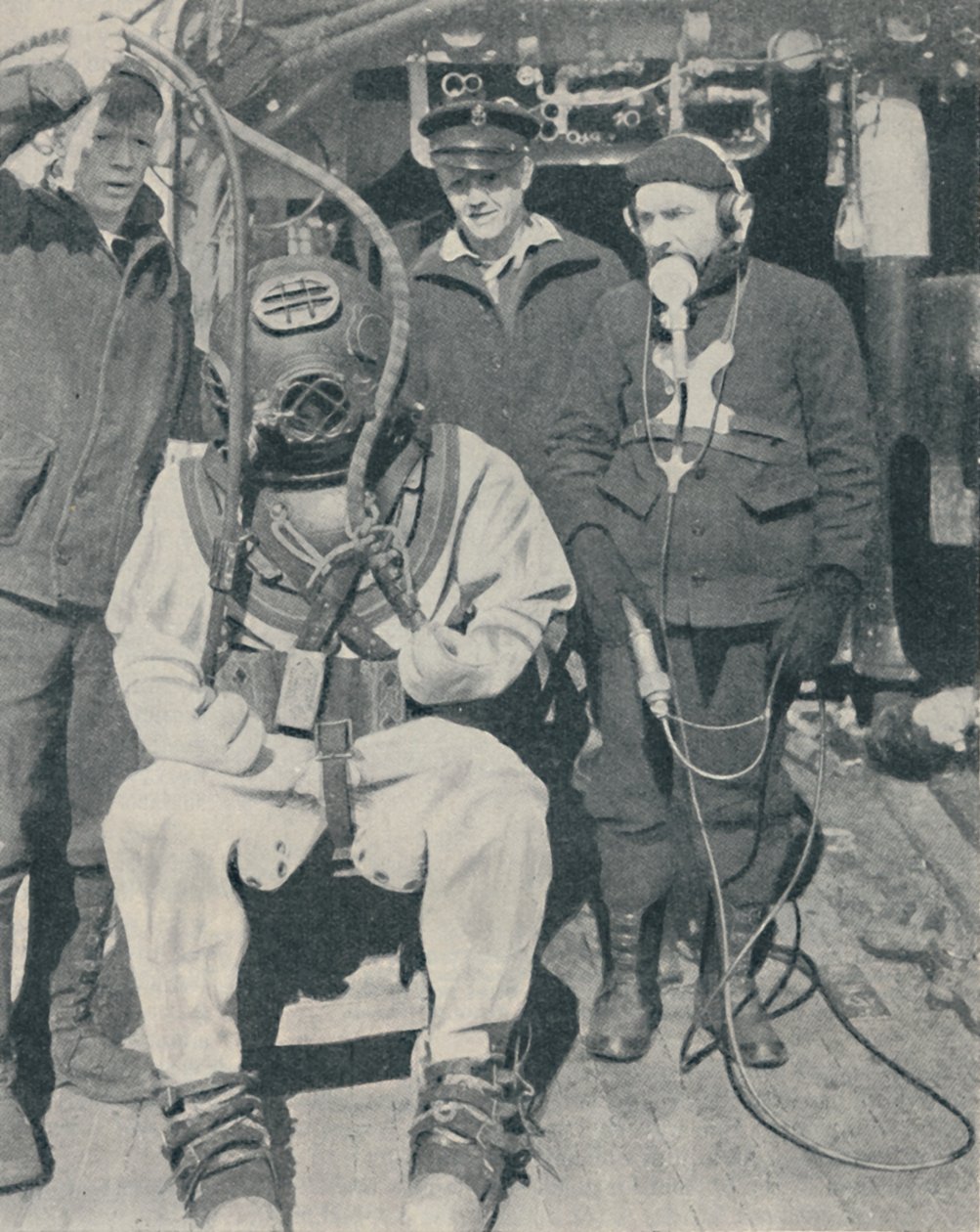 American Naval Diver bærer vanntette gummihansker med tre fingre, 1937 av Unbekannt