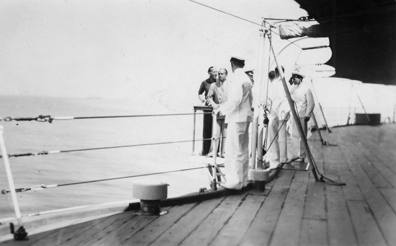 Amerikansk skuespiller og filmregissør Douglas Fairbanks, senior om bord på HMS Malaya, Venezia, Italia 1938 av Unbekannt