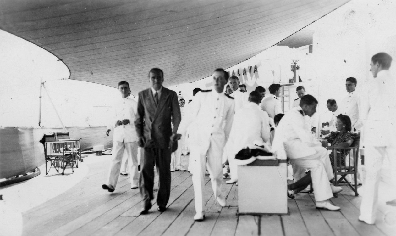 Amerikansk skuespiller og filmregissør Douglas Fairbanks, senior om bord på HMS Malaya, Venezia, Italia 1938 av Unbekannt
