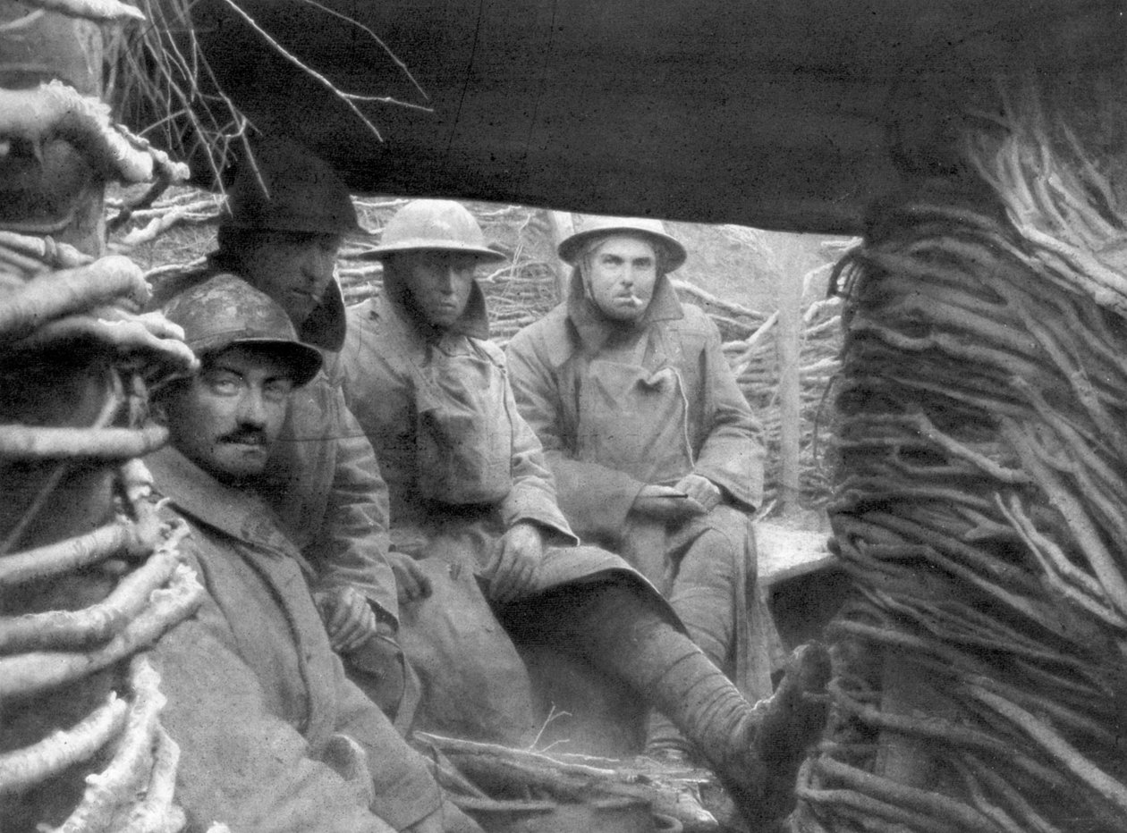 Amerikanske og franske tropper i en skyttergrav ved fronten, 1917-1918 av Unbekannt