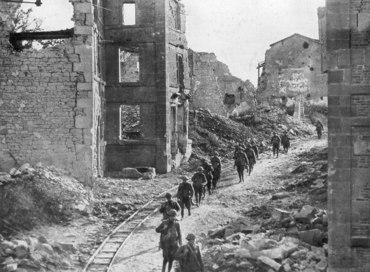 Amerikanske soldater passerer gjennom ruinene av Varennes, Meuse-Argonne-offensiven, Frankrike, 1918 av Unbekannt