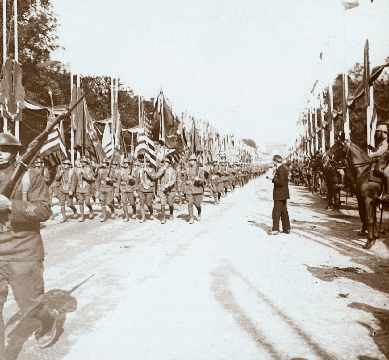 Amerikanske tropper marsjerer i seiersparade, Paris, Frankrike, c1918-c1919 av Unbekannt