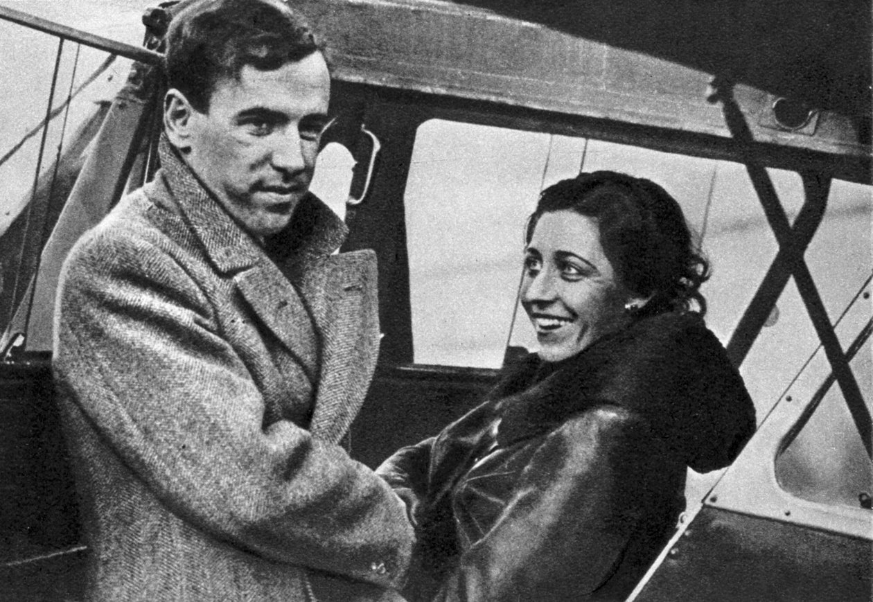 Amy Johnson, britisk flyger, i ferd med å reise til Cape Town, 1932. av Unbekannt