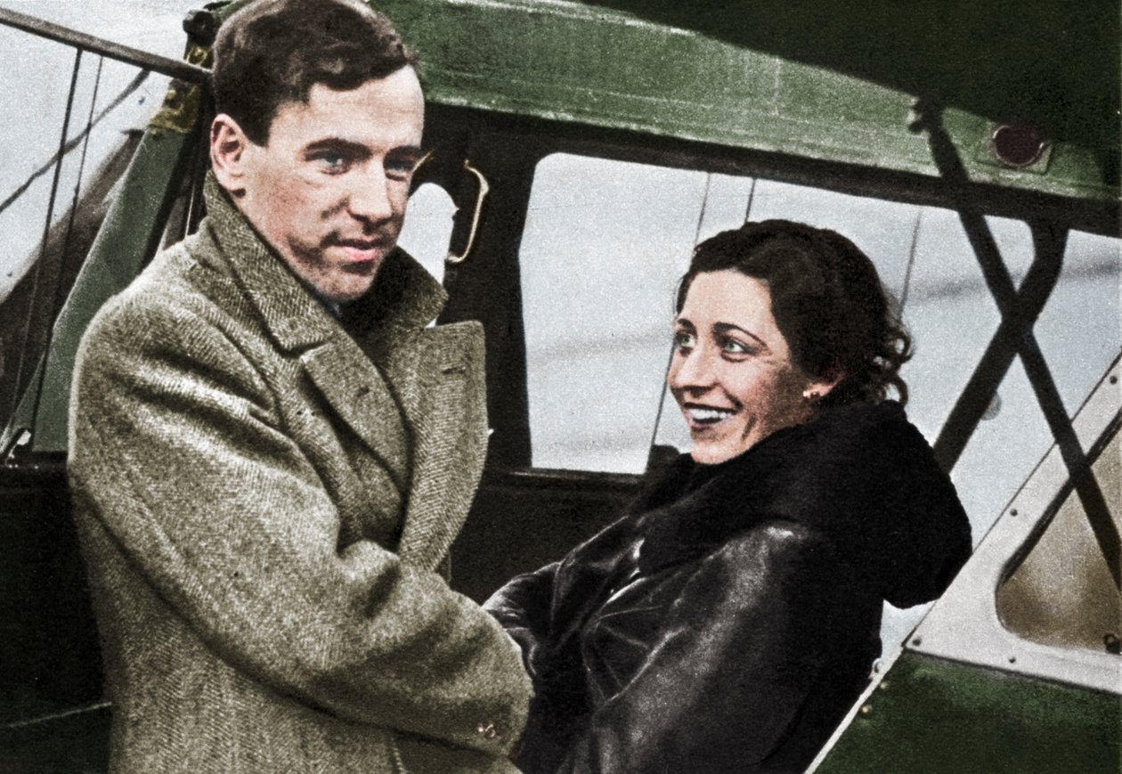 Amy Johnson, britisk flyger, i ferd med å reise til Cape Town, 1932. av Unbekannt