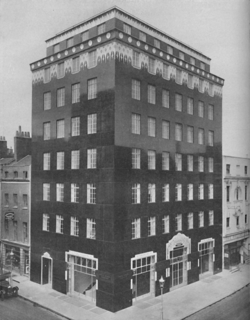 En helsvart bygning i London lettet av en blondelignende krage av hvit, c1935 av Unbekannt