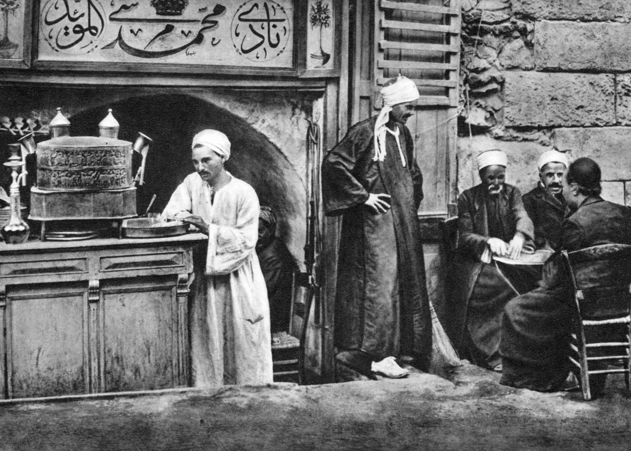Et arabisk kaffehus, Kairo, Egypt, ca 1920-tallet av Unbekannt