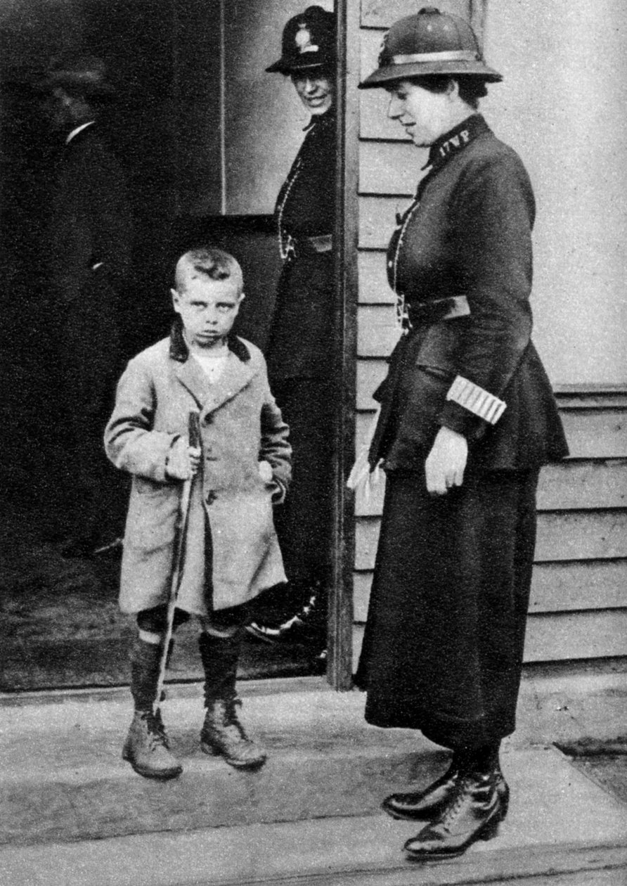 Et East End-barn og en politikvinne, London, 1926-1927 av Unbekannt
