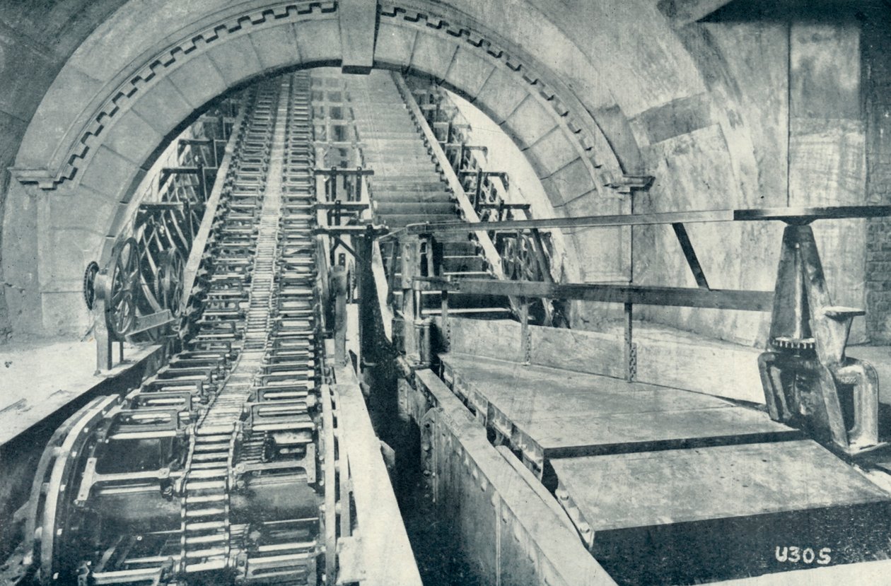 En rulletrapp under konstruksjon, 1922. av Unbekannt