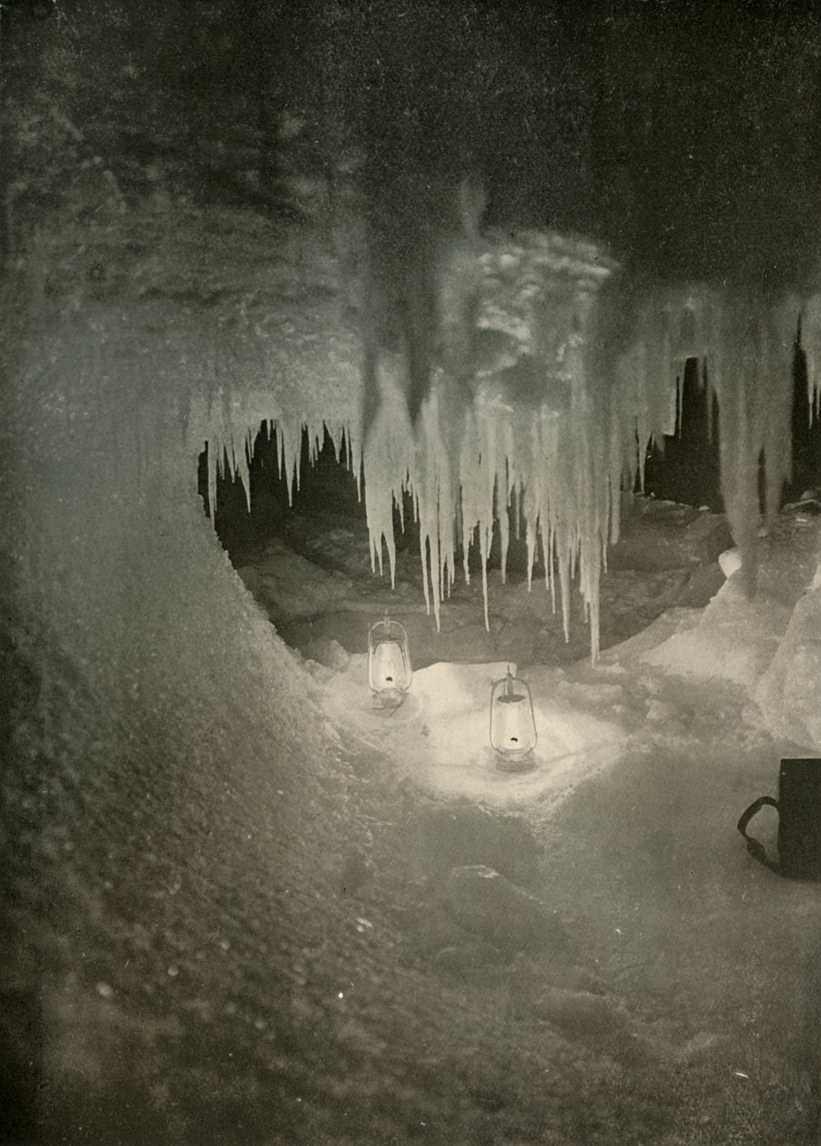 En ishule om vinteren. Fotografert av Light of Hurricane Lamps, c1908, 1909. av Unbekannt