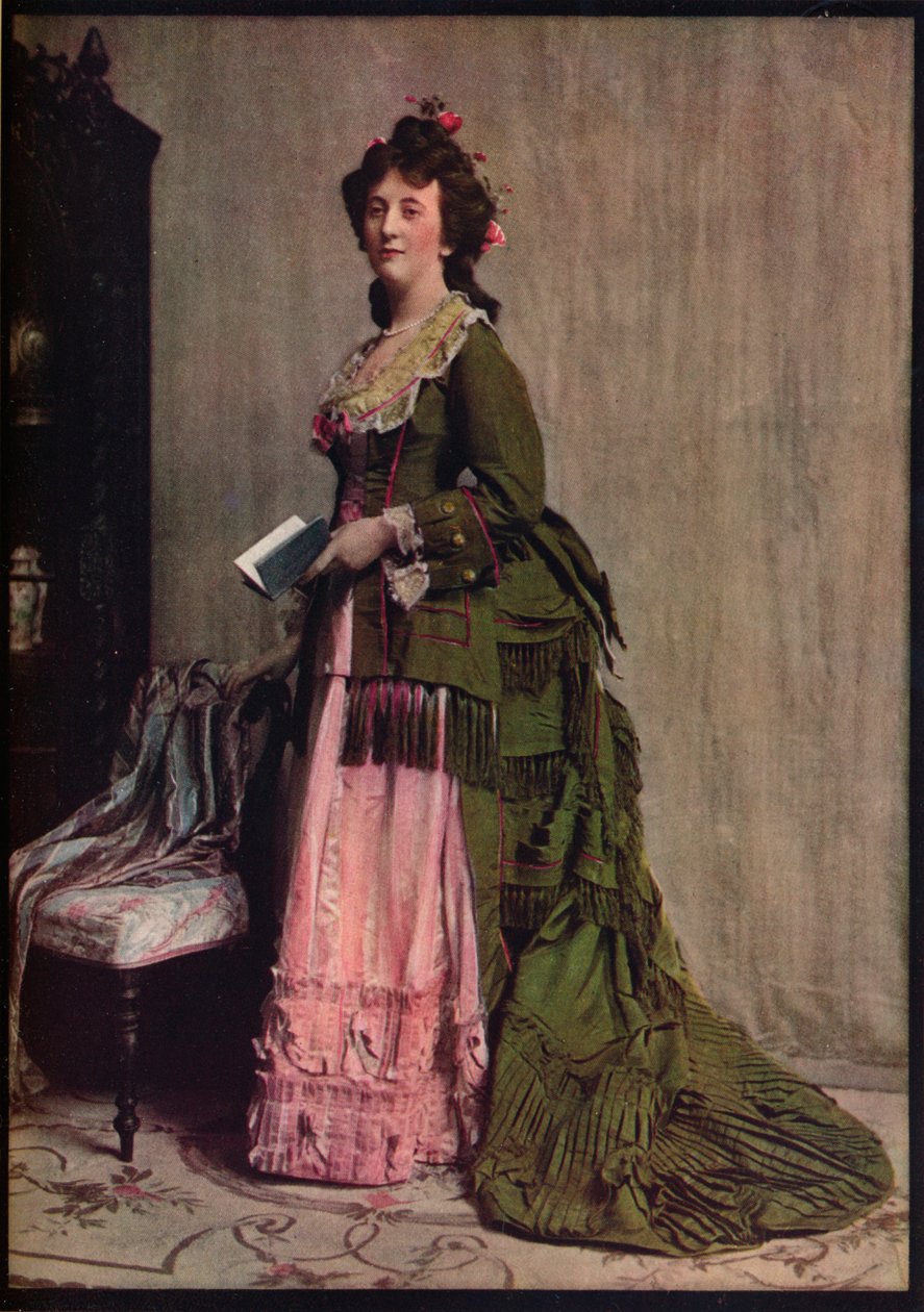 En ettermiddagskjole av grønn og rosa silke. Veldig typisk for modusene mellom 1868 og 1878, c1913 av Unbekannt
