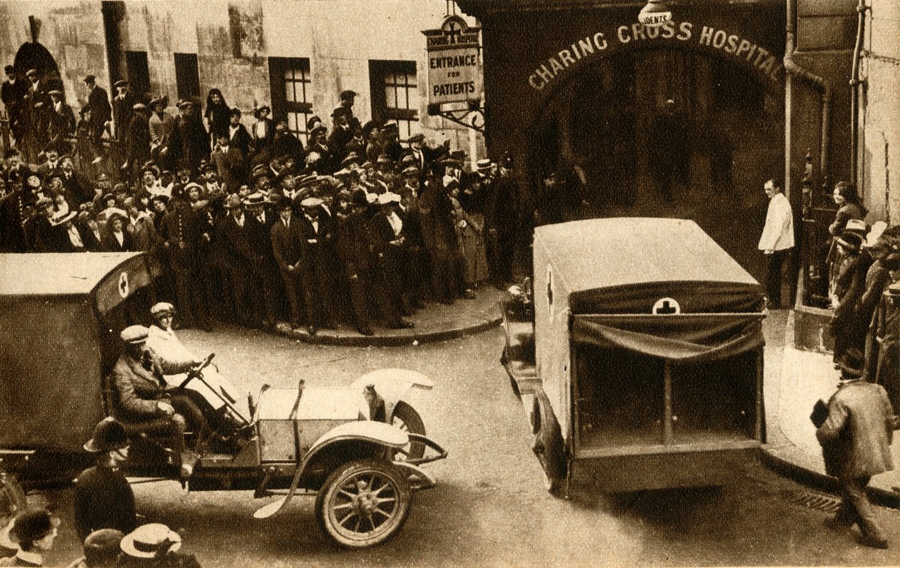 En ambulanse kjører inn i Charing Cross Hospital med skader..., London, 1914, 1933. av Unbekannt