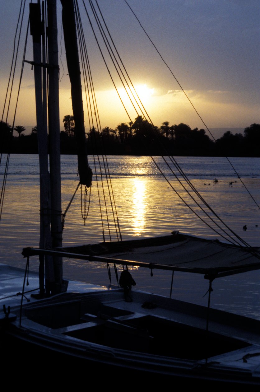 En forankret felucca ved Nilen ved solnedgang av Unbekannt