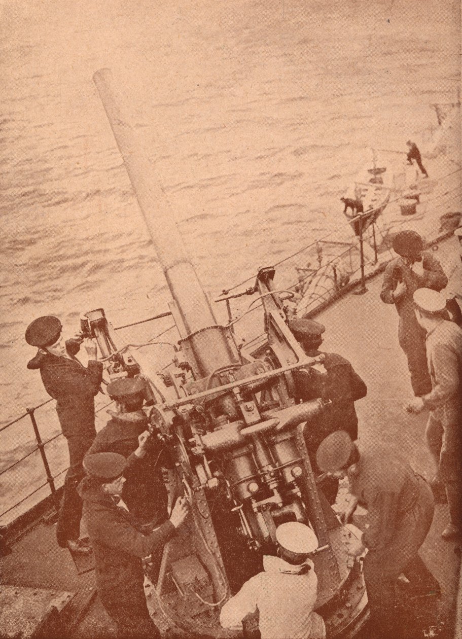 En luftvernpistol i aksjon på et britisk slagskip, c1917 1919 av Unbekannt