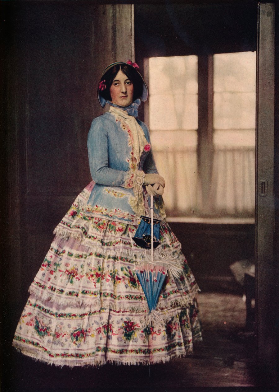 En brodert kåpe, med et nydelig silkegasskjørt. På moten mellom 1850 og 1860, c1913 av Unbekannt