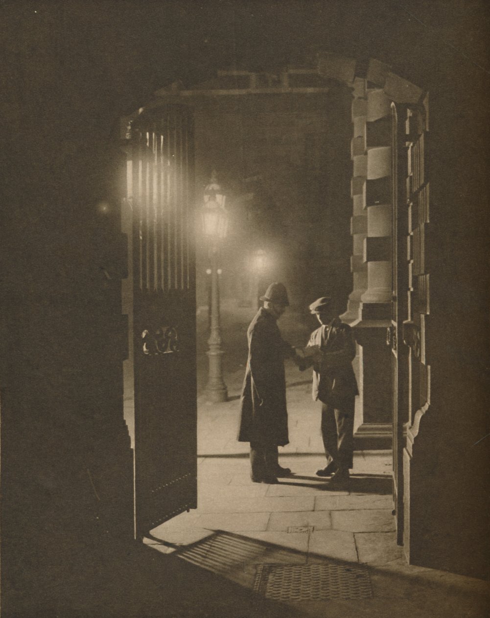 En hendelse på The Yard i de små timer, c1935. av Unbekannt