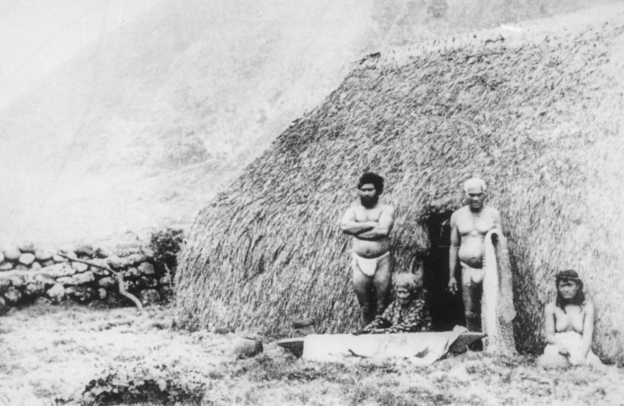 En gammel kvinne som slår tapa foran et pili-gresshus, Kalaupapa, Hawaii, 1800-tallet av Unbekannt