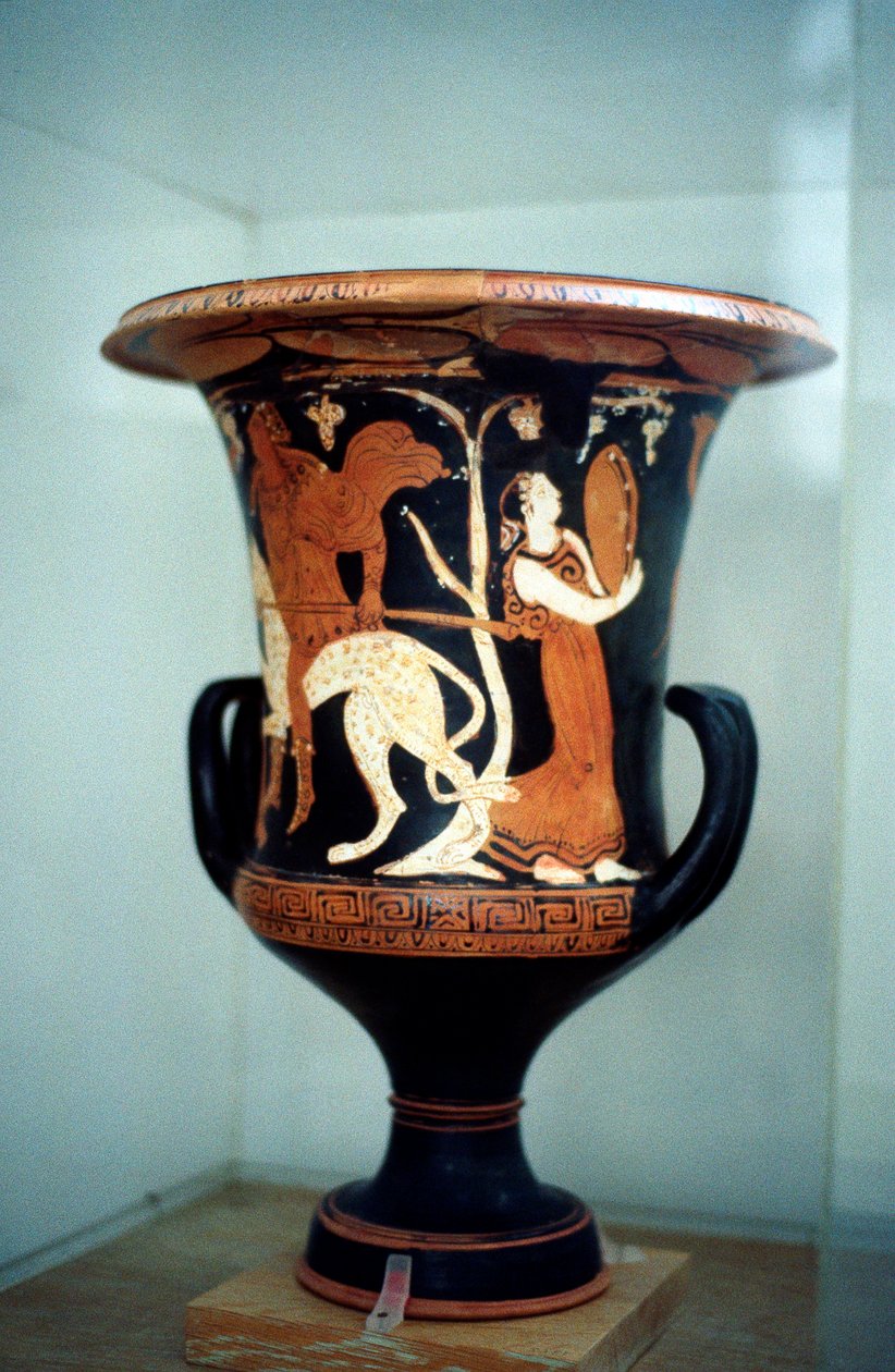 Antik gresk vase med rød figurdekor, inkludert en kvinnelig danser, 500-tallet f.Kr av Unbekannt