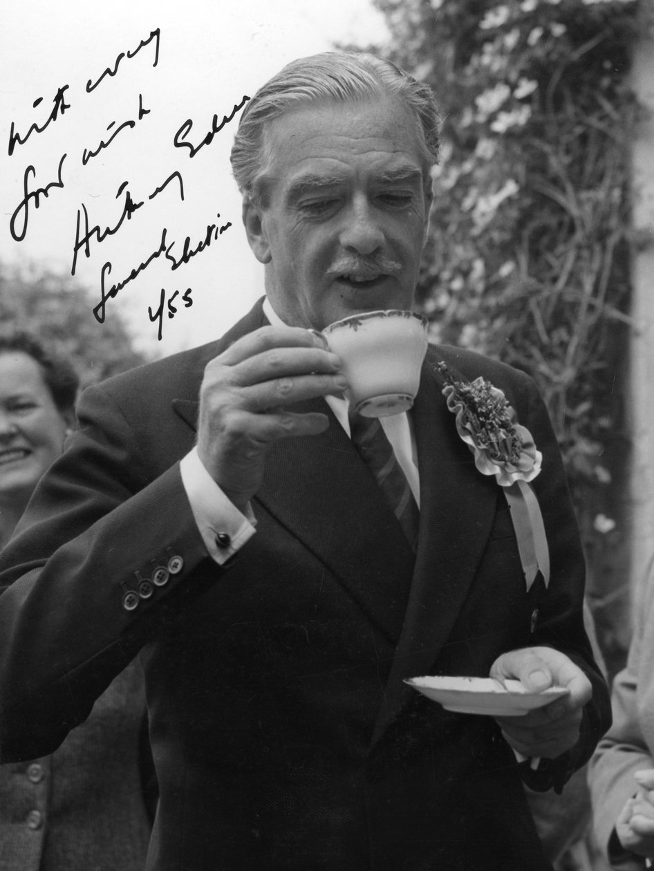 Anthony Eden , britisk konservativ politiker, drikker en kopp te, 1955 av Unbekannt