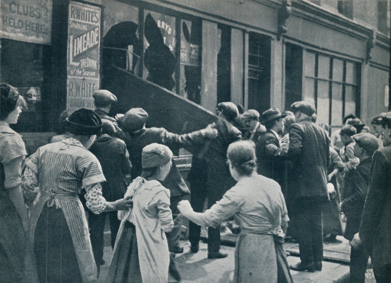 Anti-tysk opprør i London: En folkemengde bryter inn vinduene til en tysk butikk, c1914 av Unbekannt