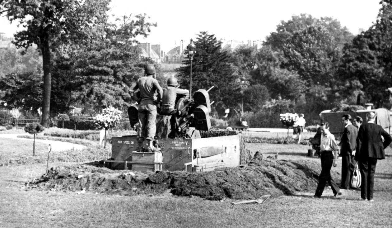 Luftvernvåpenstilling i Tuilerienes hage, frigjøring av Paris, august 1944 av Unbekannt