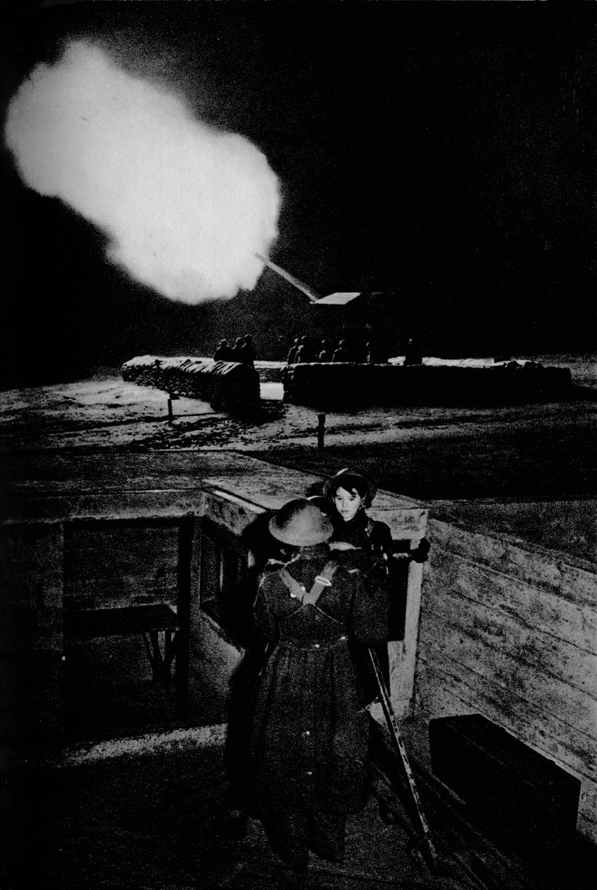 Luftvernkvinner fra ATS som driver et identifikasjonsteleskop, 1943 av Unbekannt